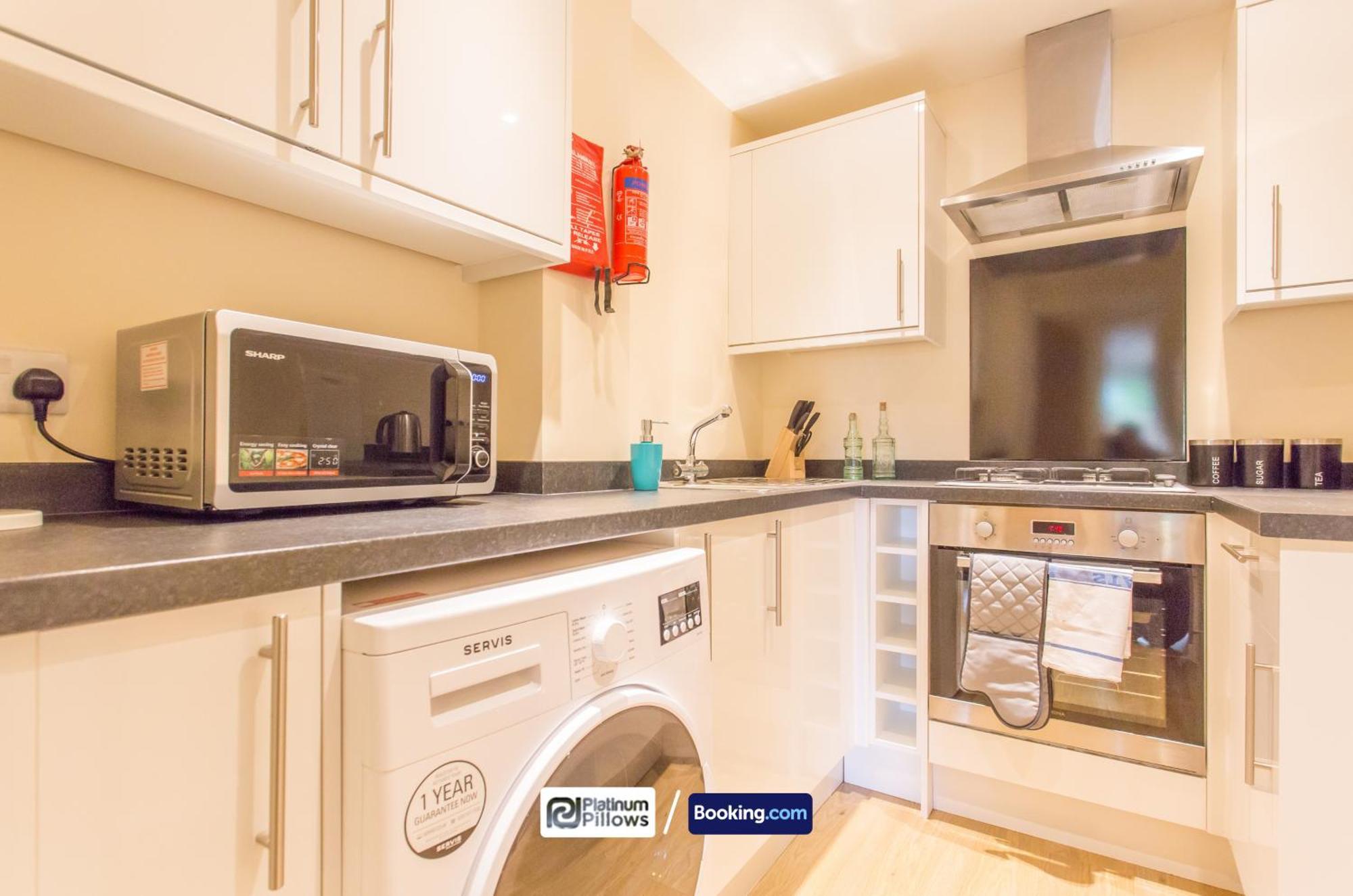 Modern 2 Bedroom Apartments, Near Headington Hospital, Families & Contractor With Parking