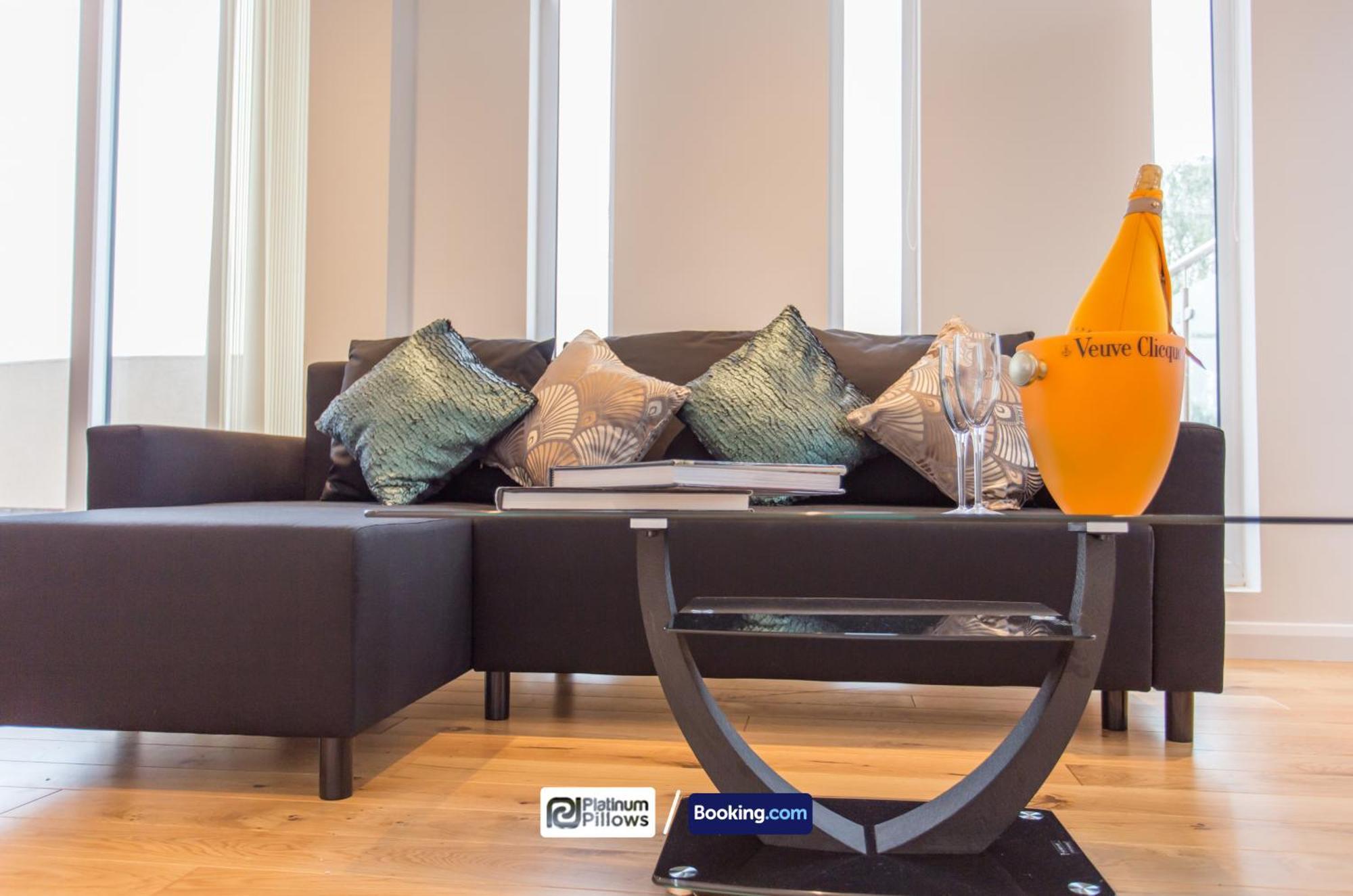 Modern 2 Bedroom Apartments, Near Headington Hospital, Families & Contractor With Parking Oxford